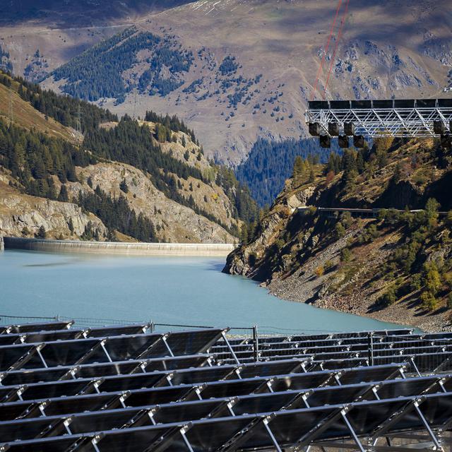 Le parc solaire flottant sur le lac des Toules à Bourg-Saint-Pierre (VS). [Keystone - Valentin Flauraud]