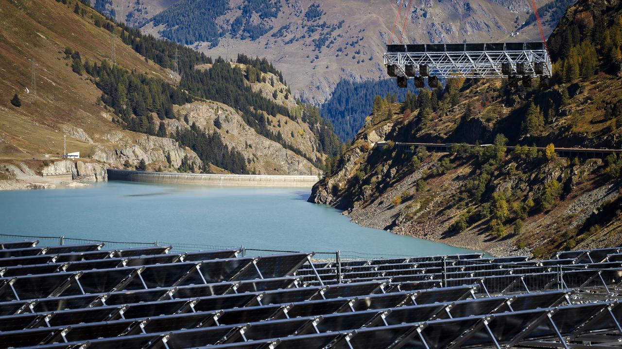 Le parc solaire flottant sur le lac des Toules à Bourg-Saint-Pierre (VS). [Keystone - Valentin Flauraud]