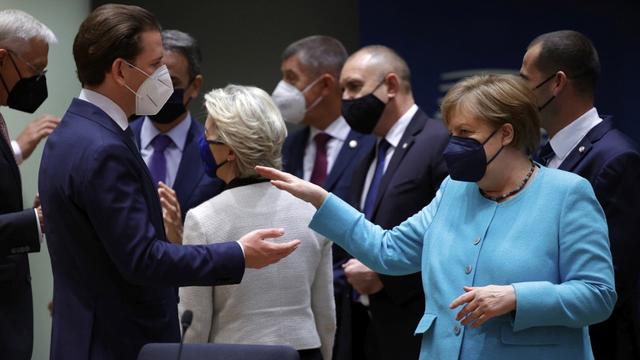 Angela Merkel (à droite) est présente au sommet européen à Bruxelles. [AFP - Olivier Matthys]