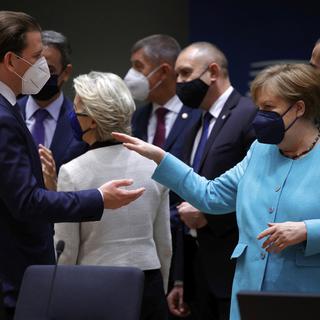 Angela Merkel (à droite) est présente au sommet européen à Bruxelles. [AFP - Olivier Matthys]