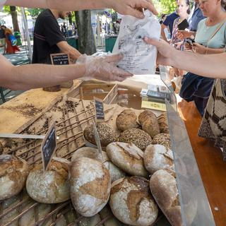 Lancement de la marque "pain suisse" pour favoriser le commerce de pains locaux. [Keystone - Martial Trezzini]
