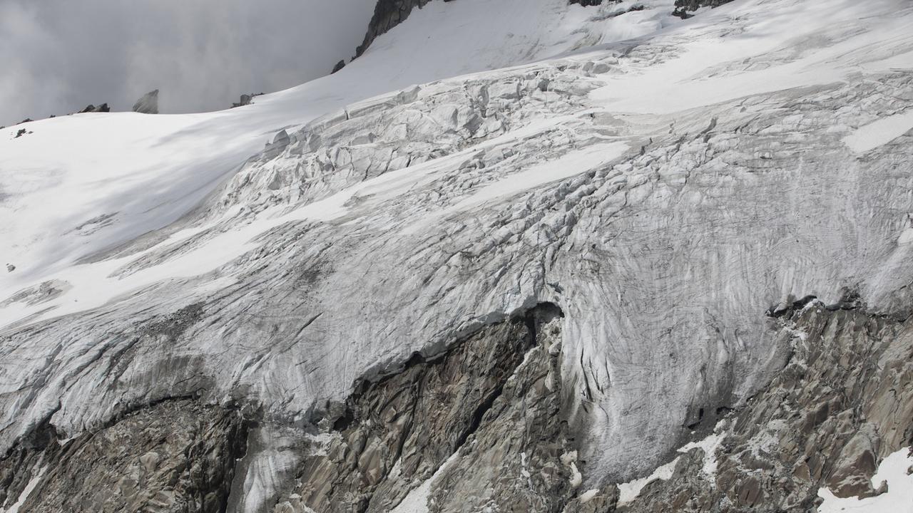 La fonte des glaciers révèle de plus en plus les vestiges du mésolithique conservés dans la glace. Le canton d'Uri et l'institut de recherche Cultures des Alpes appellent les randonneurs à documenter et signaler toute découverte. [KEYSTONE - GAETAN BALLY]