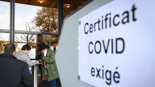 La Suisse n'a pas, pour l'heure, l'intention de renforcer encore l'usage du certificat Covid. [Keystone - Anthony Anex]