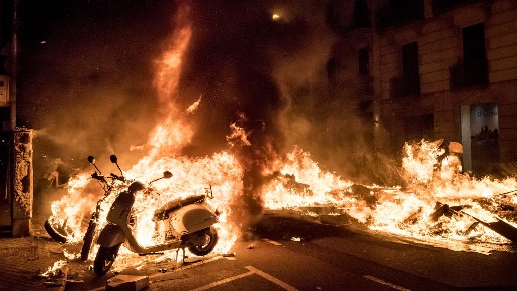 A Barcelone, les manifestants ont lancé des projectiles contre la police et incendié des barricades et des véhicules. Une jeune fille a perdu un oeil. [afp - Jordy Boixareu]