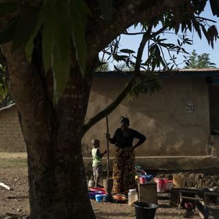 Une femme et son enfant au village de Kombayendeh au Sierra Leone durant la pandémie de coronavirus. [AP Photo/Keystone - Leo Correa]