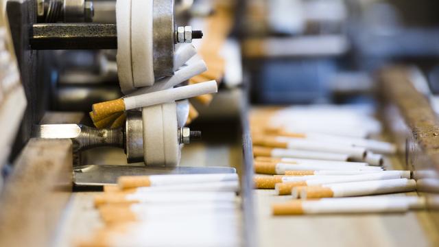 Une machine de production de cigarettes. [Keystone - Gian Ehrenzeller]