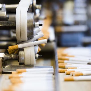 Une machine de production de cigarettes. [Keystone - Gian Ehrenzeller]