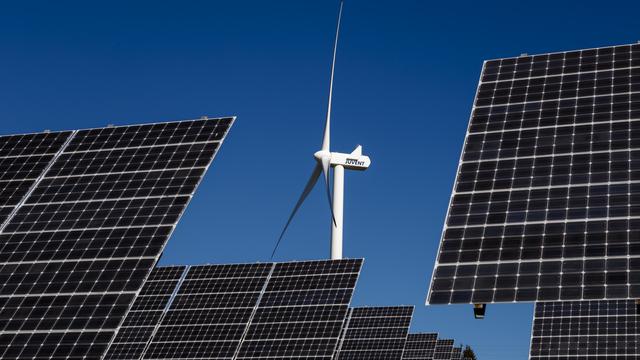 Une éolienne et des panneaux solaires au Mont-Soleil, dans le Jura bernois. [Keystone - Valentin Flauraud]