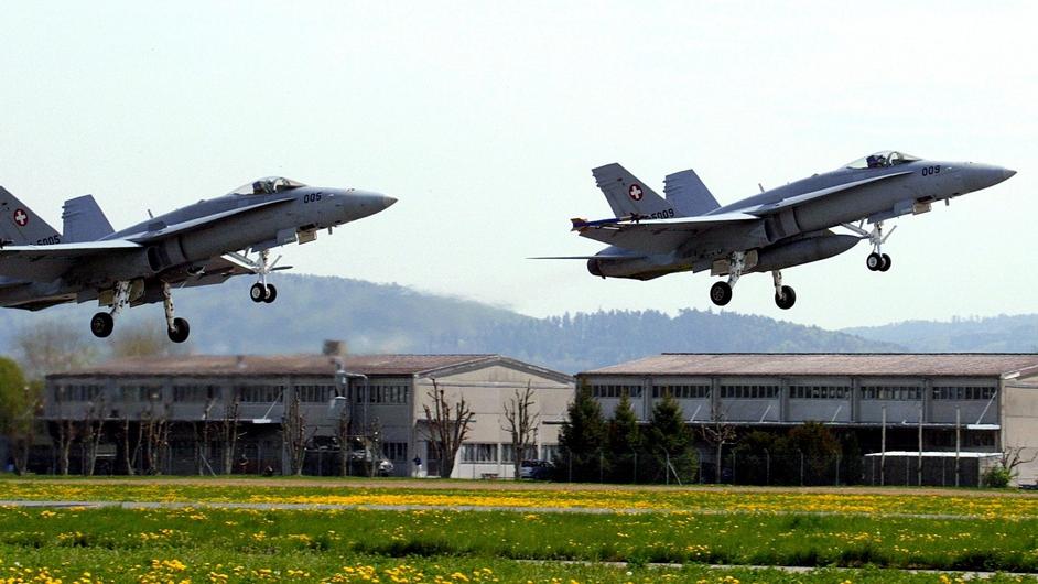 L'armée souhaite tester de nouveaux horaires pour ses vols d'entraînement depuis la base aérienne de Payerne (VD). [Keystone - Fabrice Coffrini]