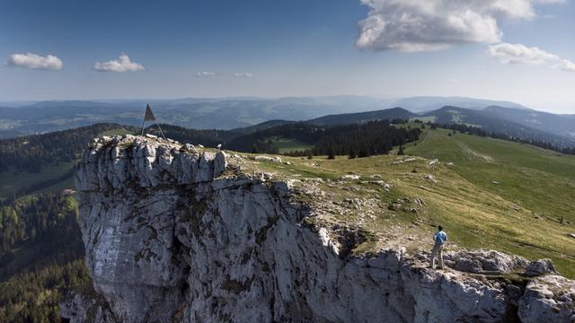 Le Creux du Van attire un nombre considérable de touristes depuis qu'il a été inclus dans le "Grand Tour of Switzerland" de Suisse Tourisme. [Keystone - Laurent Gillieron]