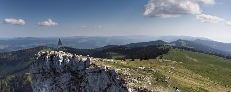 Le Creux du Van attire un nombre considérable de touristes depuis qu'il a été inclus dans le "Grand Tour of Switzerland" de Suisse Tourisme. [Keystone - Laurent Gillieron]