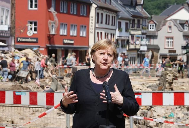 Angela Merkel s'est rendue mardi à Bad Münstereifel, cité médiévale dévastée par les inondations. [Keystone - DPA/Oliver Berg]