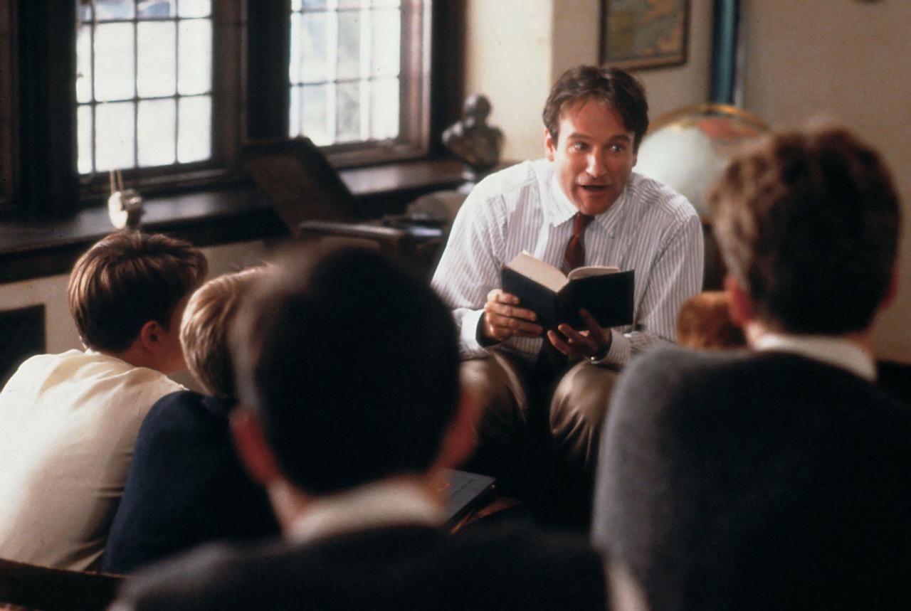 Robin Williams dans le rôle d'un professeur de lettres dans un collège américain à la fin des années 50. [Touchstone Pictures / Archives du 7eme Art / Photo12 via AFP]