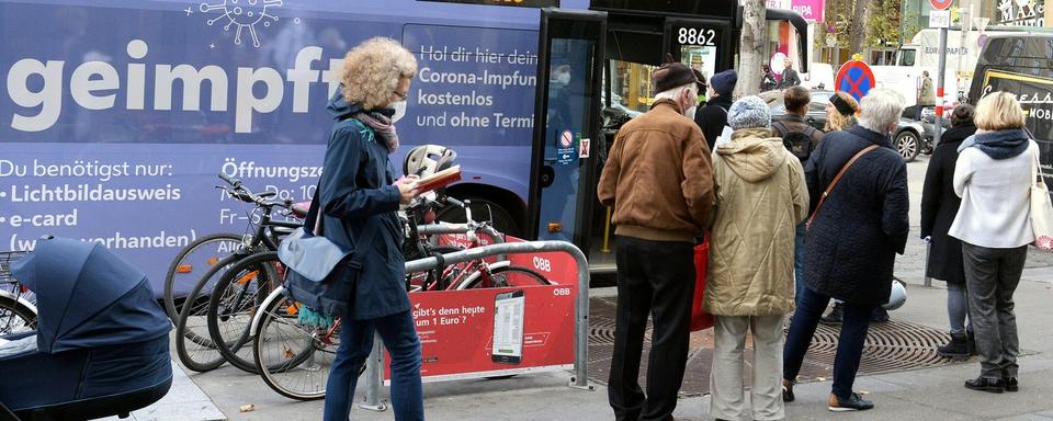 Unité mobile de vaccination à Vienne. [APA/Keystone - Herbert Pfarrhofer]