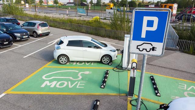 Places de recharge pour voitures électriques à Bernex (GE). [Keystone - Salvatore Di Nolfi]