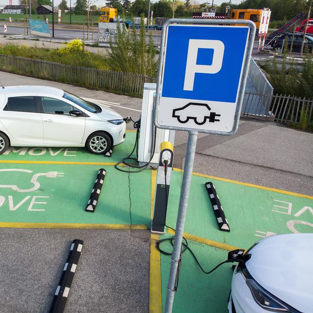 Places de recharge pour voitures électriques à Bernex (GE). [Keystone - Salvatore Di Nolfi]