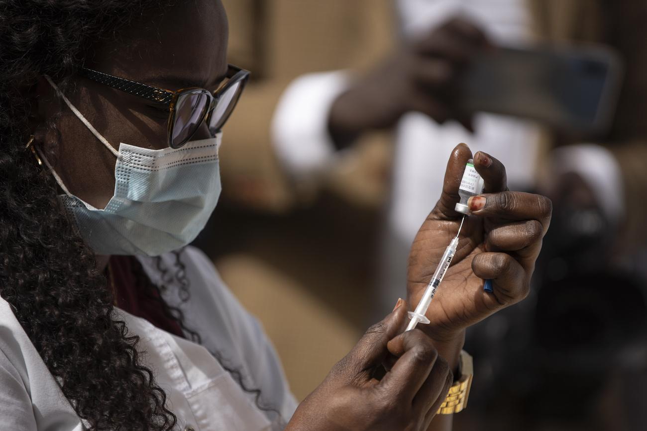Une professionnelle de la santé prépare une dose de Sinopharm à Dakar. [AP/Keystone - Leo Correa]