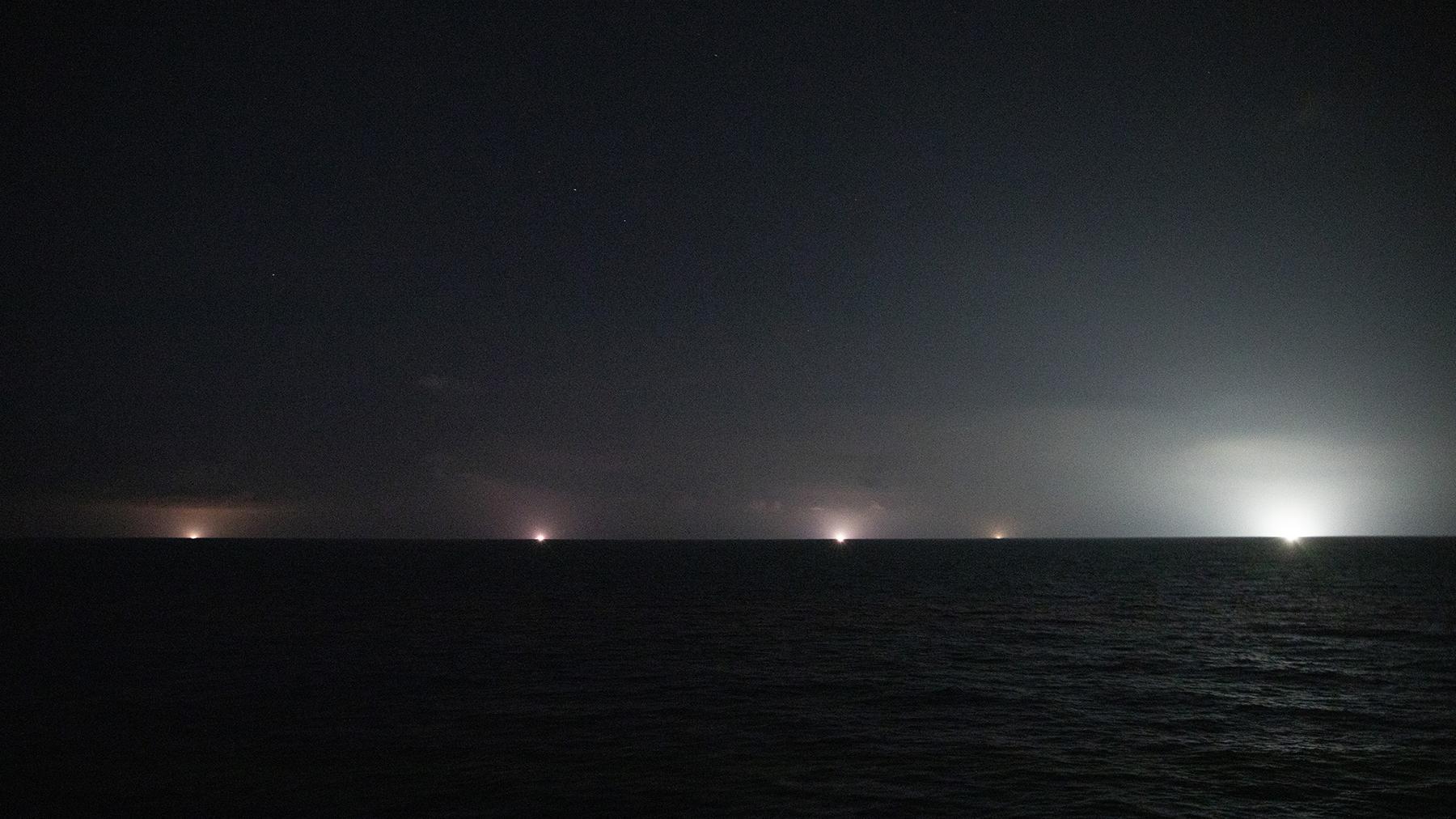 Les lumières des navires d'une flotte de bateaux de pêche au calmar battant pavillon chinois dans le nord de l'océan Indien. [Greenpeace - Abbie Trayler-Smith]