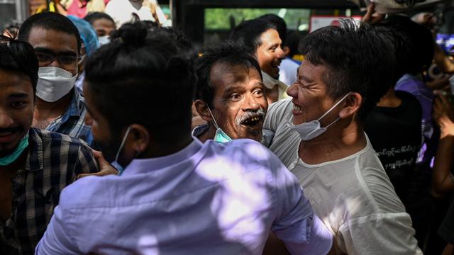 Des détenus libérés de la prison d'Insein célèbrent avec la foule depuis un bus à Yangon, en Birmanie, le 19 octobre 2021. [AFP - STR]