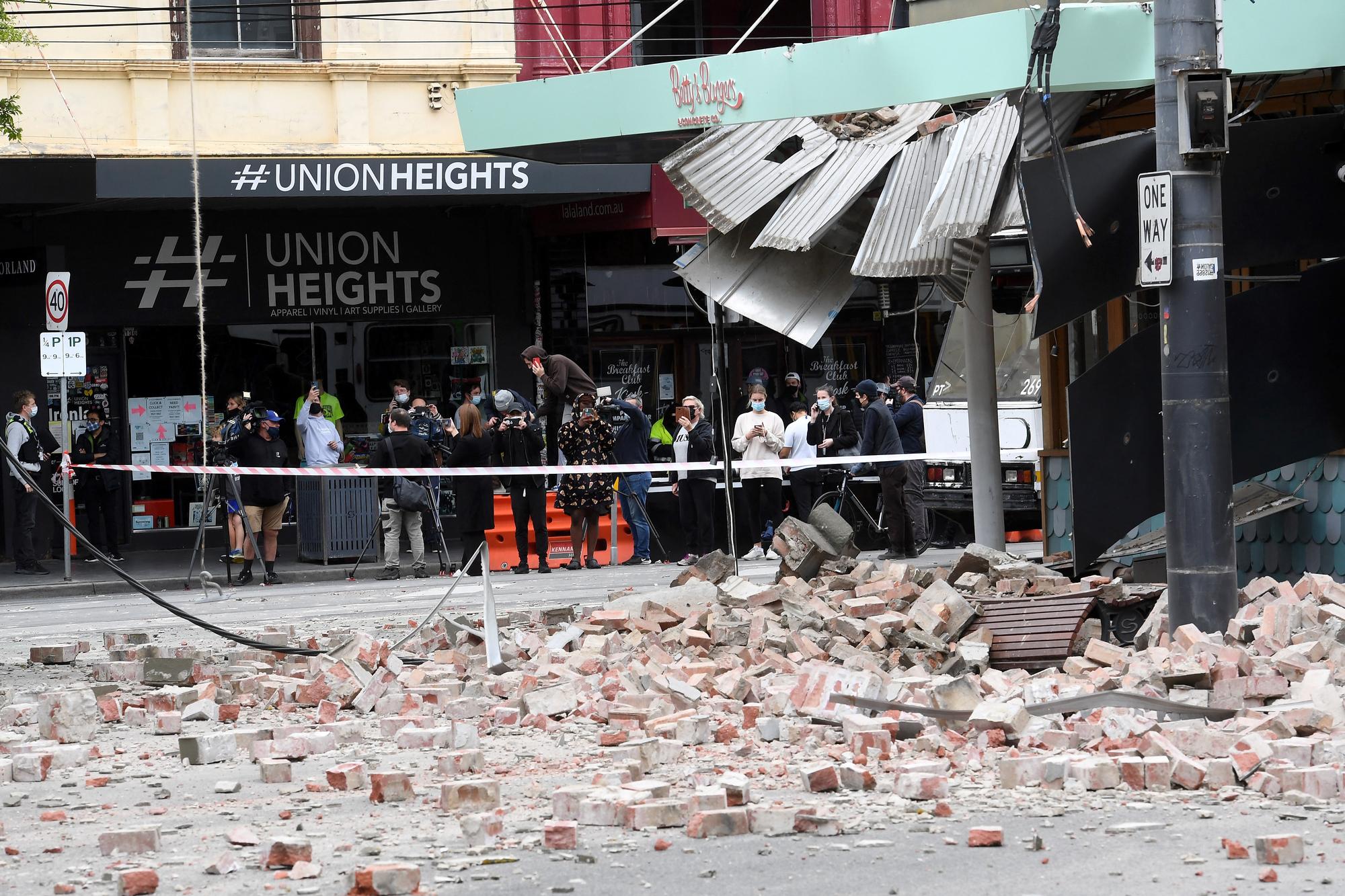 Les habitants et les médias se sont rassemblés dans une rue commerçante de Melbourne à la suite du séisme de magnitude 5,9. [AFP - William West]