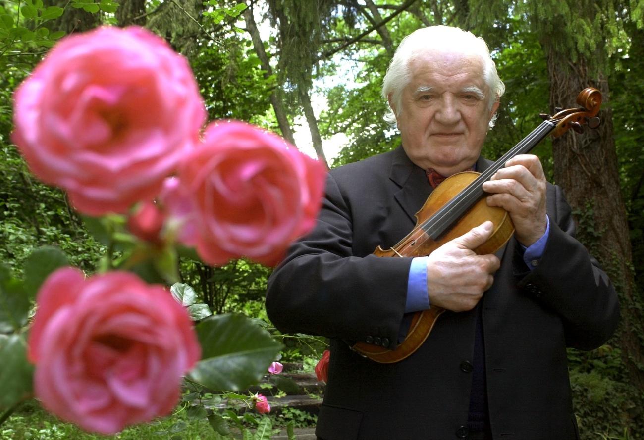 Tibor Varga dans son jardin de Grimisuat le 1er juillet 2001. [Keystone - Andrée-Noëlle Pot]