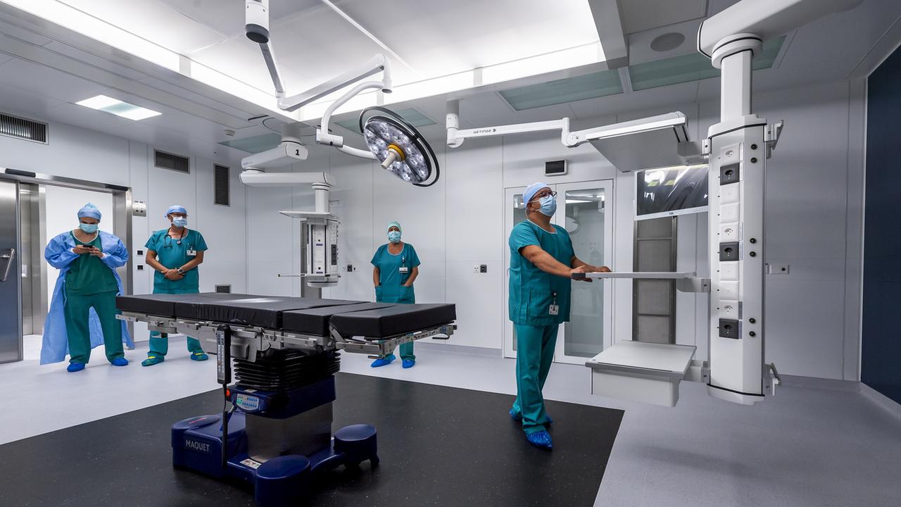 Le nouveau bloc opératoire principal du Centre hospitalier universitaire vaudois, (CHUV) le mercredi 18 août 2021 à Lausanne. [Keystone - Jean-Christophe Bott]