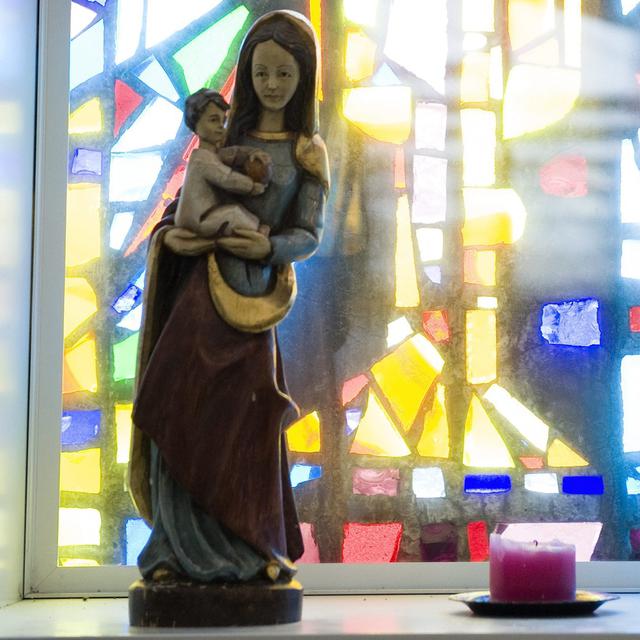 Un statue de Marie avec le petit Jésus à Lausanne. [Keystone - Laurent Gillieron]