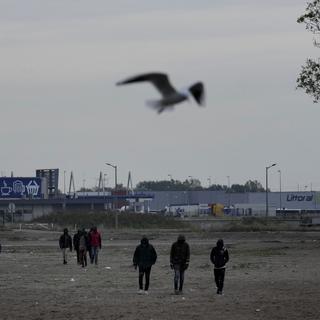 Des migrants à Calais en octobre 2021. [AP Photo/Keystone - Christophe Ena]