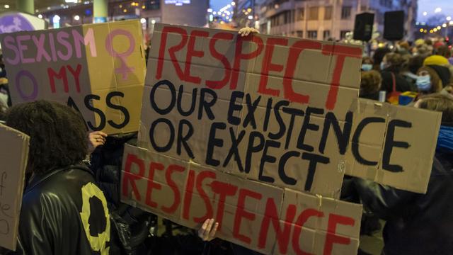 Environ 800 personnes ont manifesté lundi à Bâle à l'occasion de la Journée des droits des femmes. [Keystone - Georgios Kefalas]