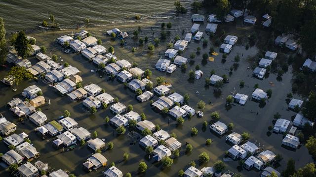 Lundi 19 juillet: le lac de Neuchâtel a déjà grignoté bon nombre d'emplacements du camping de Cheseaux-Noreaz. [Keystone - Valentin Flauraud]