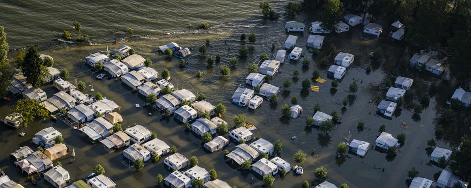 Lundi 19 juillet: le lac de Neuchâtel a déjà grignoté bon nombre d'emplacements du camping de Cheseaux-Noreaz. [Keystone - Valentin Flauraud]