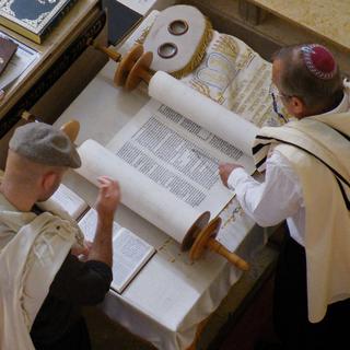 Lecture de la Torah dans la synagogue Aish à Tel Aviv, Israël. La lecture de la Torah suit un rite défini depuis plus de deux millénaires et toujours scrupuleusement suivi par les adhérents du judaïsme orthodoxe. [Wikimedia - Roy Lindman]