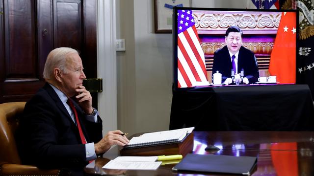 Premier sommet virtuel entre le président américain Joe Biden et son homologue chinois Xi Jinping par écrans interposés. [Jonathan Ernst]