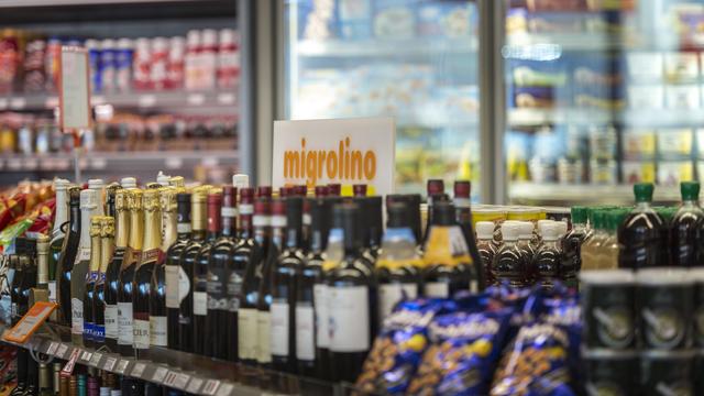 On peut déjà trouver de l'alcool et même parfois des cigarettes chez Denner, filiale de Migros, dans les Migrolino, sur la plateforme internet leshop.ch, dans les stations services Migrol et dans les magasins partenaires VOI. [Keystone - Christian Beutler]