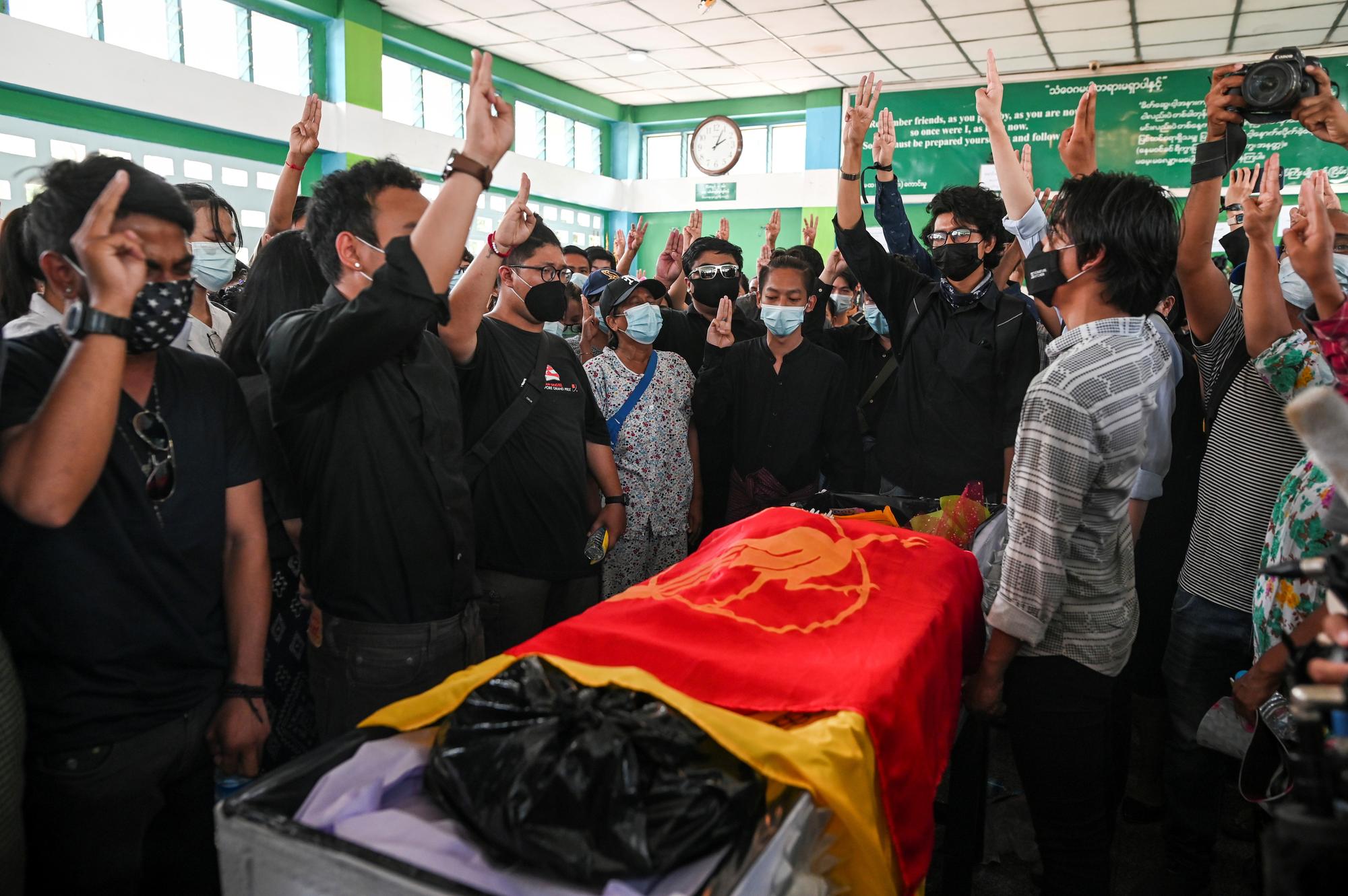 Des Birmans rendent hommage à Khant Nyar Hein, jeune étudiant en médecine, tué lors d'une manifestation. [Reuters - STRINGER]