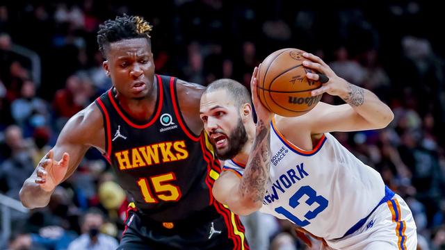 Clint Capela au duel avec Evan Fournier lors du match des Hawks face au Knicks. [Keystone - Erik S. Lesser]