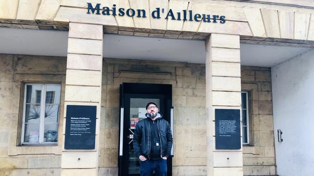 Marc Atallah devant la Maison d'Ailleurs. [RTS - Karine Vasarino]