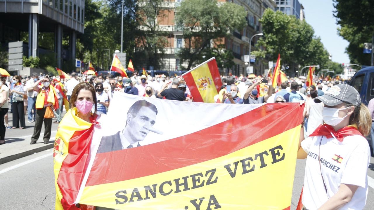 Les anti-indépendantistes, majoritairement de droite, à Madrid contre une grâce des indépendantistes catalans. [AFP - Senhan Bolelli]