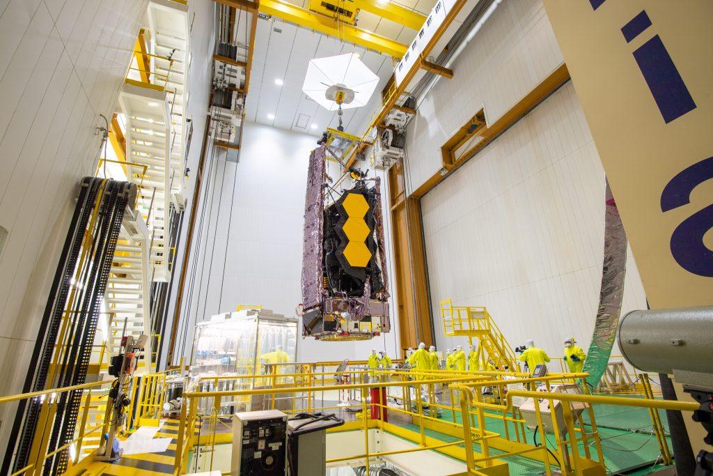 Le JWST plié, prêt à être encapsulé dans la coiffe d'Ariane 5. Kourou, le 11 décembre 2021. [ESA - M. Pedoussaut]