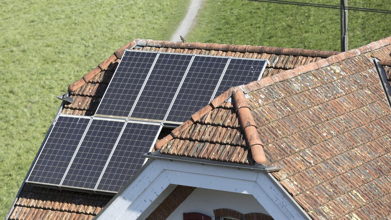 Assainir un logement et y ajouter notamment des panneaux solaires est loin d'être aisé. [Keystone - Gaetan Bally]