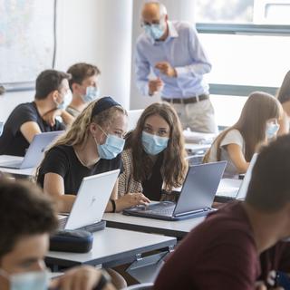 Le Grand Conseil fribourgeois souhaite que les collégiens apportent leur propre ordinateur en classe. [KEYSTONE - URS FLUEELER]