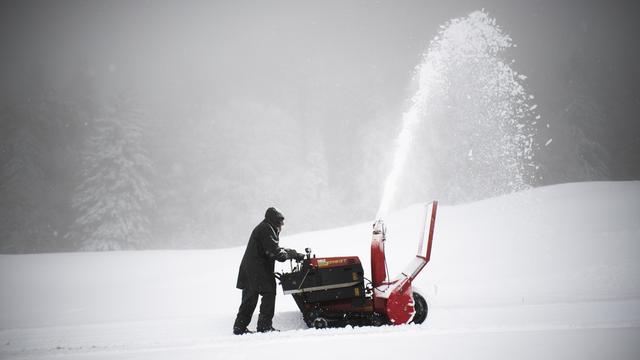 Les Grisons ont été particulièrement touchés par les premières grosses chutes de neige de la saison. [Keystone - Gian Ehrenzeller]