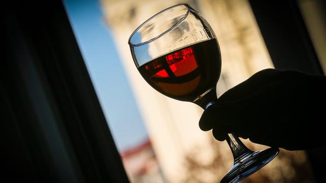 Des vins suisses jouent la carte du sucre pour séduire les consommateurs. [Keystone - Sergei Ilnitsky]