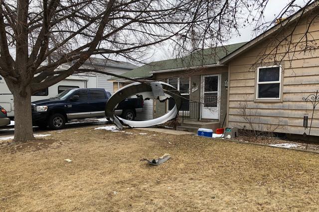 Un morceau du réacteur a atterri sur le perron d'une maison de Broomfield, dans la banlieue de Denver. [AFP - Broomfield Police Department]