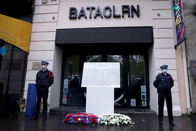 Des policiers en faction devant le Bataclan. [AFP - Thomas Samson/pool]