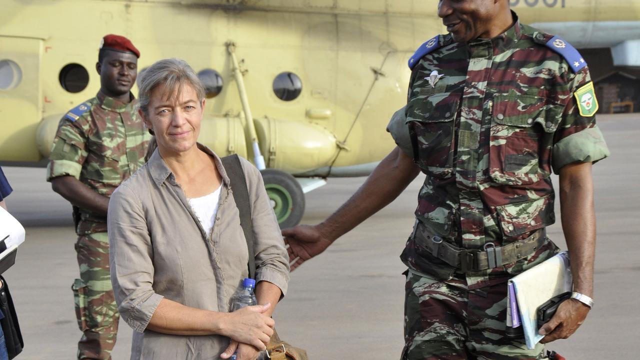FILE - In this April 24, 2012, file photo, released Swiss hostage Beatrice Stoeckli, left, stands in Ouagadougou, Burkina Faso, following arrival by helicopter from Timbuktu, Mali, after being handed over by militant Islamic group Ansar Dine. SwitzerlandâÄ&#x2122;s Foreign Ministry said Friday, Oct. 8, 2020, that Stoeckli has been killed by an Islamist group. The ministry said it was informed by French authorities that the hostage had been âÄ&#x153;killed by kidnappers of the Islamist terrorist organization JamaâÄ&#x2122;at Nusrat al-Islam Muslimeen about a month ago.âÄ Stoeckli was kidnapped four years ago. (AP Photo/Brahima Ouedraogo, File) [AP via Keystone - Brahima Ouedraogo]