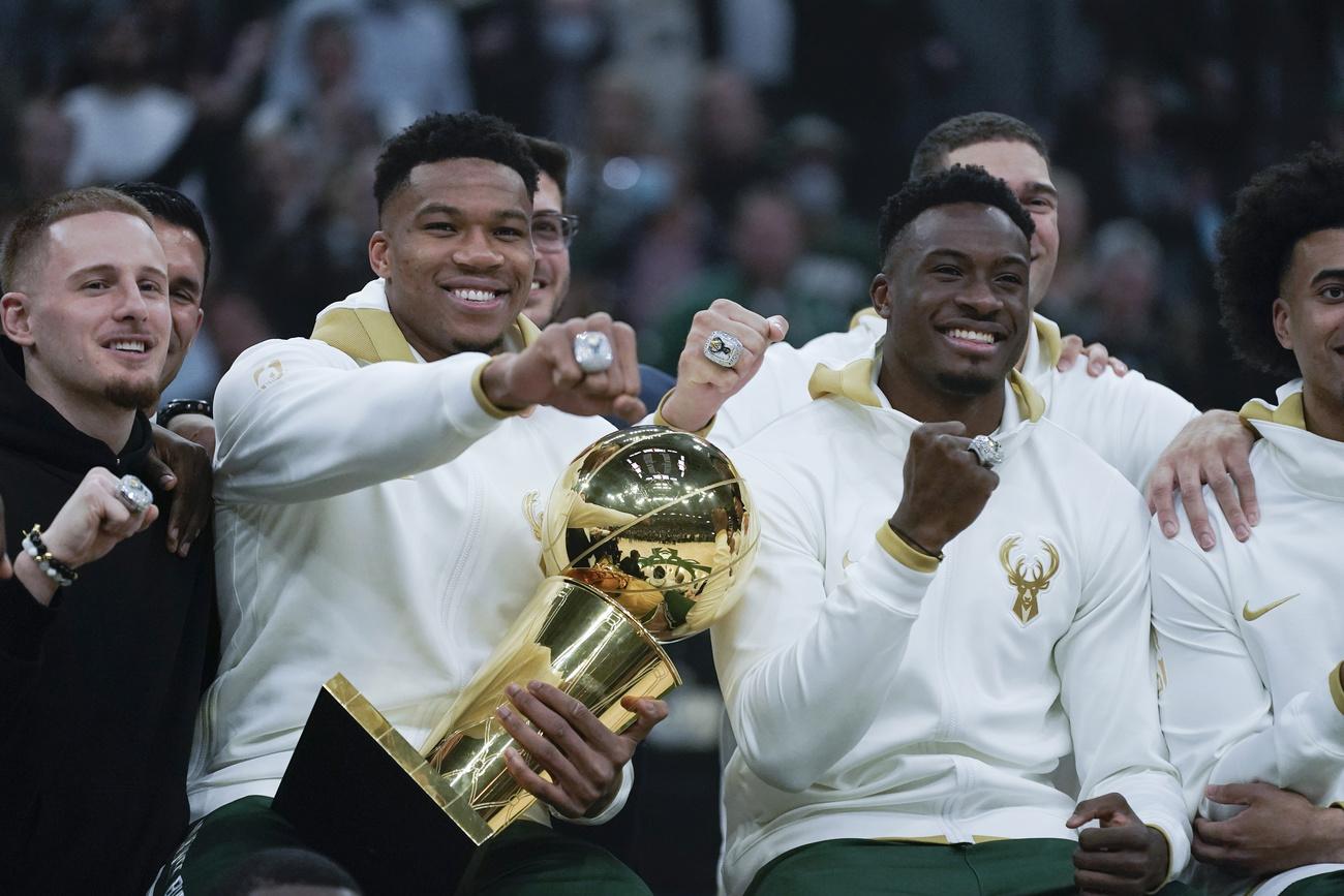 Les joueurs de Milwaukee ont reçu la fameuse bague dédiée à l'équipe qui remporte le titre en NBA. [Keystone - Morry Gash]