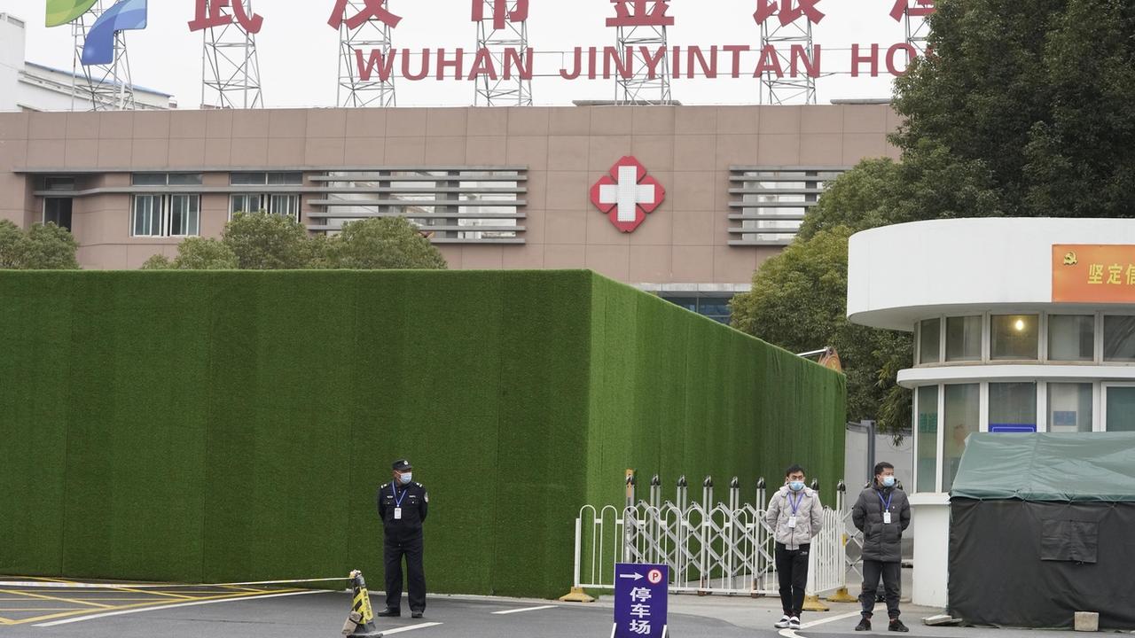 L'équipe de l'OMS s'est rendue dans la matinée, sous bonne escorte, à l'hôpital Jinyintan de Wuhan, le premier établissement à avoir accueilli des malades du Covid-19. Chine, le 30 janvier 2021. [Keystone/AP photo - Ng Han Guan]