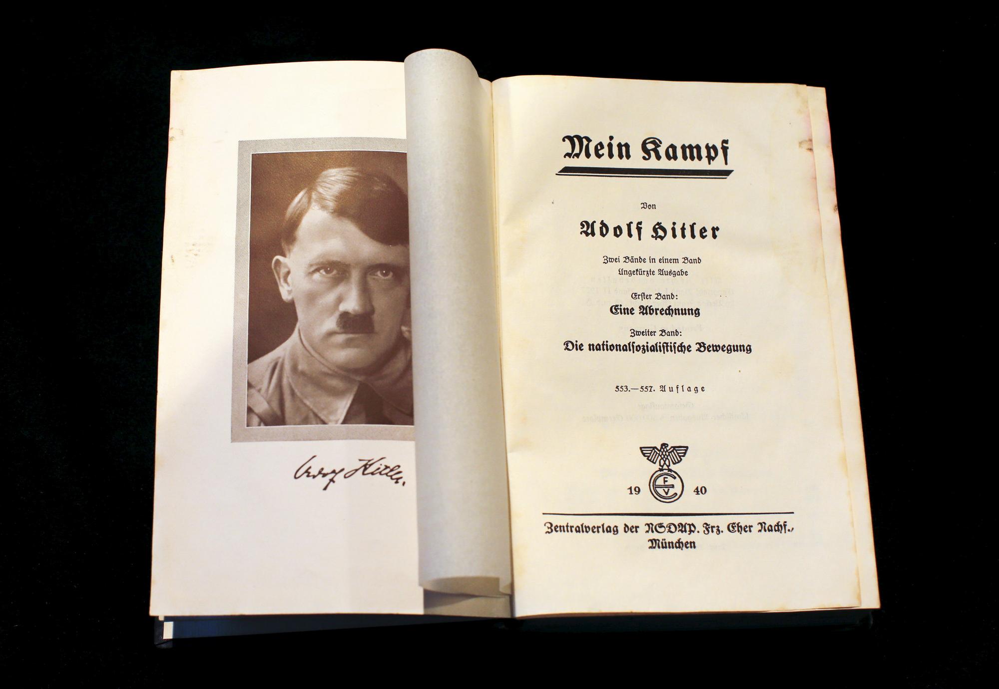 Un exemplaire du livre "Mein Kampf" d'Adolf Hitler photographié à Berlin le 16 décembre 2015. [Reuters - Fabrizio Bensch]