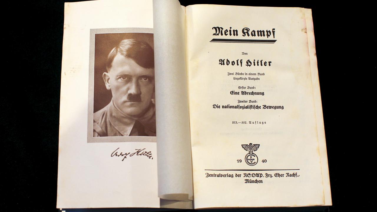 Un exemplaire du livre "Mein Kampf" d'Adolf Hitler photographié à Berlin le 16 décembre 2015. [Reuters - Fabrizio Bensch]
